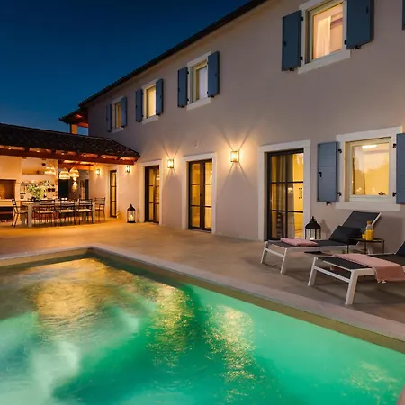 度假居 In With Outdoor Swimming Pool *