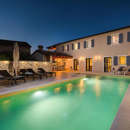 Holiday home In With Outdoor Swimming Pool